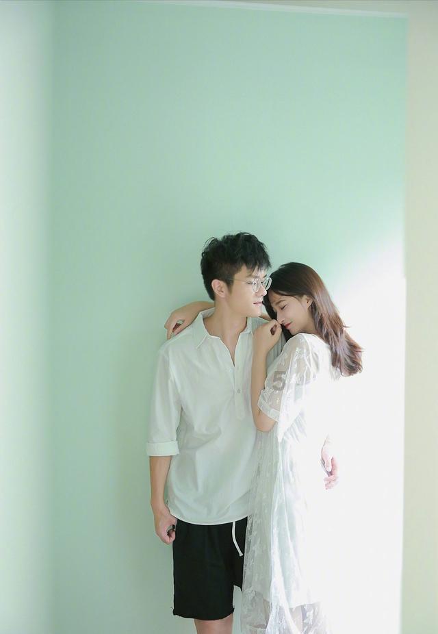 喻恩泰一家四口同框，夕阳下与小10岁妻子拥吻，两子女如出一辙！